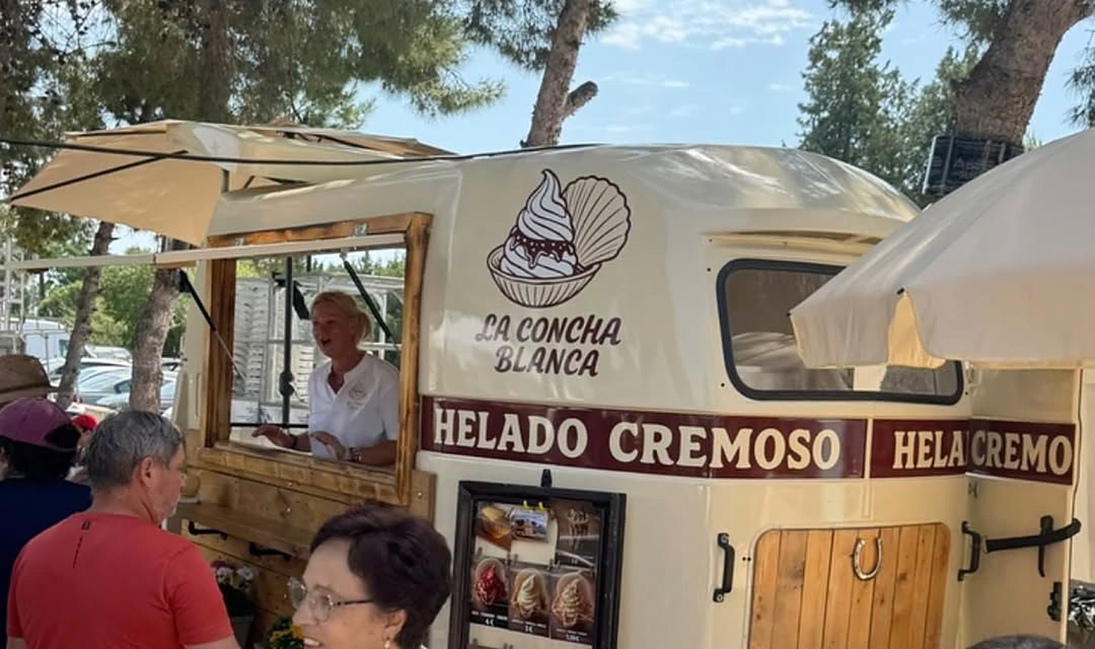 Der Eiswagen von La Concha Blanca mit Gaesten auf einem Dorffest in Els Poblets