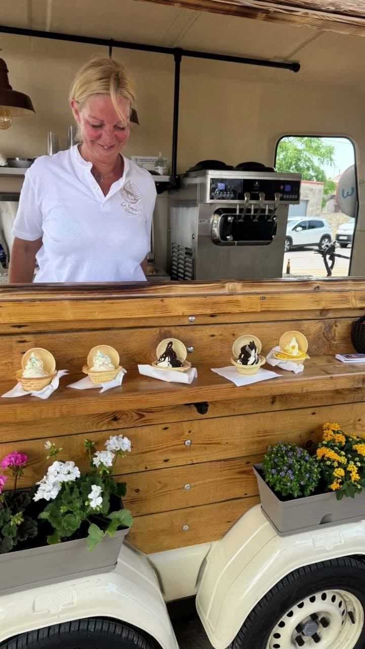 Waffelbecher mit Softeis und Toppings auf der Holztheke des Wagens